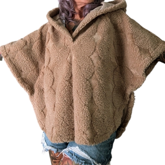 Dylan Harlowe Poncho Hoodie - Picture 4 of 10